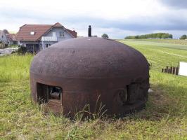 Ligne Maginot - OBERROEDERN SUD - RIEFFEL - (Casemate d'infanterie - Double) - Cloche GFM avec l'épiscope en place dans un créneau et le périscope F1 en position