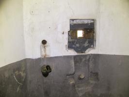 Ligne Maginot - ASCHBACH EST - O2 - (Casemate d'infanterie - Double) - Créneau FM flanquant la chambre de tir sud-est
Noter l'orifice pour le périscope de fossé diamant à gauche du créneau FM