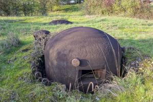 Ligne Maginot - FOUR A CHAUX - FAC - (Ouvrage d'artillerie) - Bloc 1
Cloche GFM enfoncée dans la dalle, cloche de prise d'air et tourelle de 135 au second plan