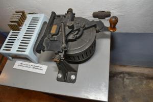 Ligne Maginot - OBERROEDERN SUD - RIEFFEL - (Casemate d'infanterie - Double) - Dispositif pour le garnissage des chargeurs de mitrailleuse Reibel MAC 31