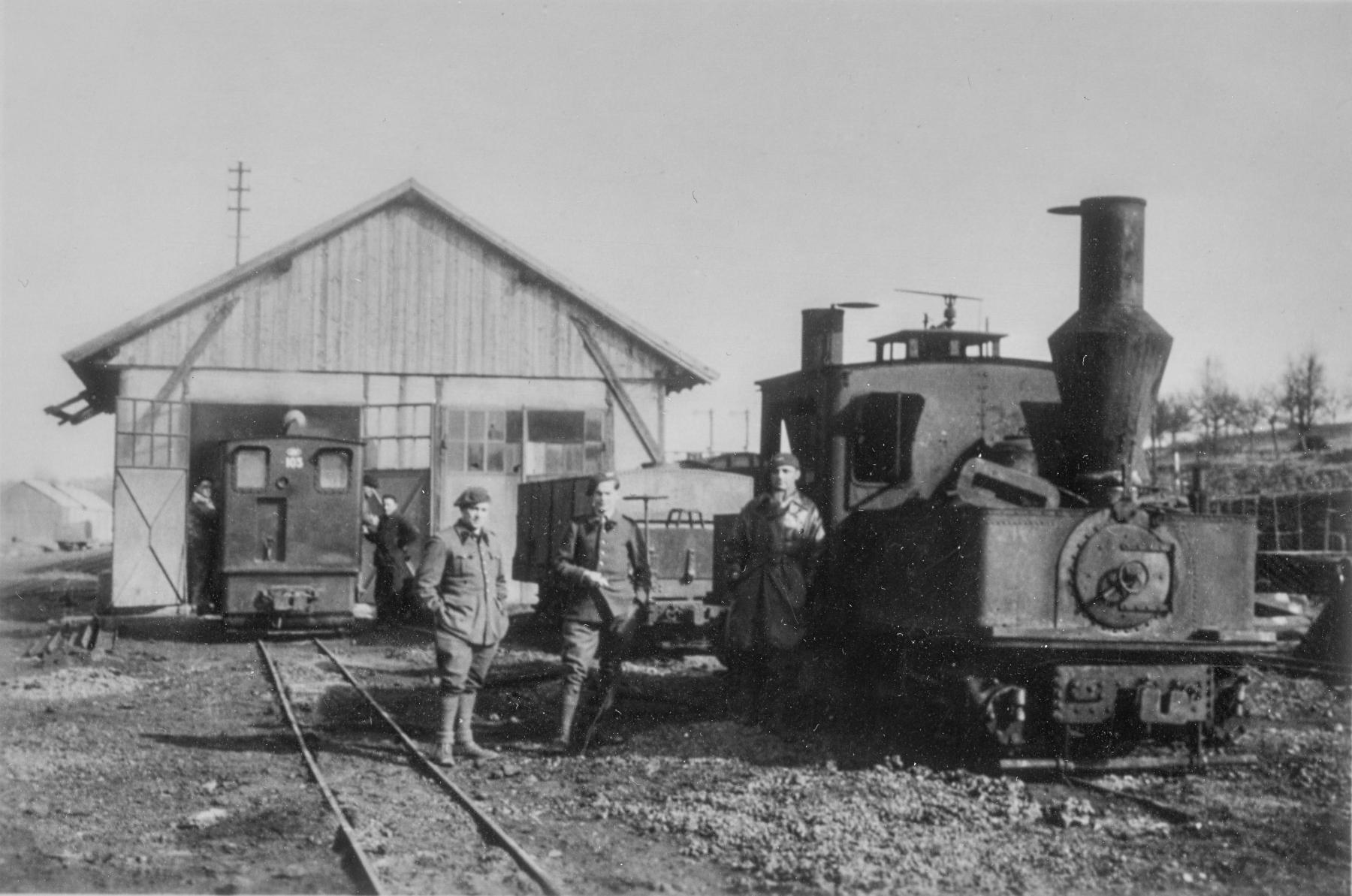 Ligne Maginot - SOULTZ SOUS FORET - (Infrastructure ferroviaire) - Atelier garage pour locotracteurs en voie de 60,
Une locomotive Péchot, un locotracteur Schneider et un wagon citerne primatique stationnent devant le garage-atelier - Edouard-Roger Basset