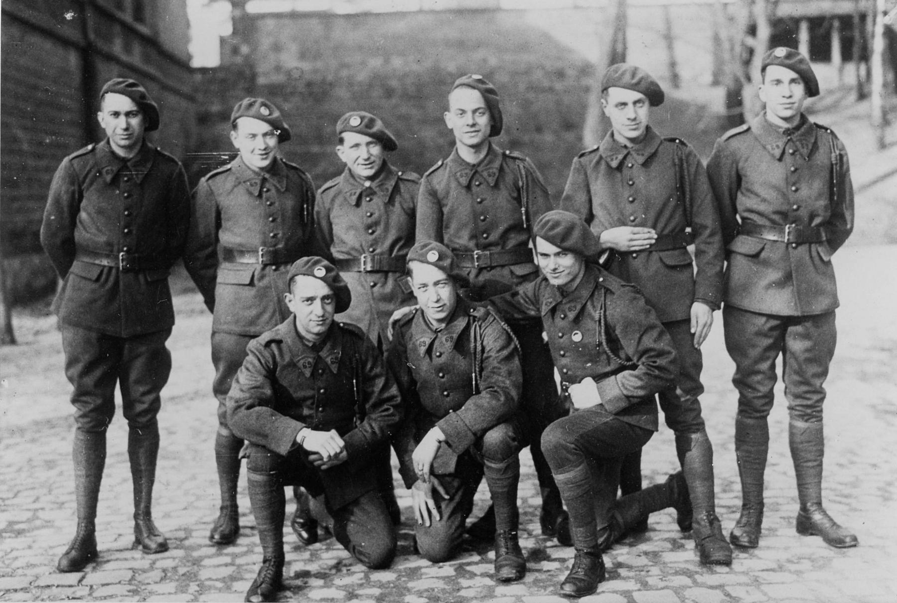 Ligne Maginot - 69° Régiment de Mitrailleurs d'Infanterie de Forteresse (69° RMIF) - Morhange quartier Berot- 1937
Debouts :Pelé, Kerones, Le Cardiet, Dirr, Gallois, Pontet
A genoux:
Leveque, Zuber, Brigaud, 