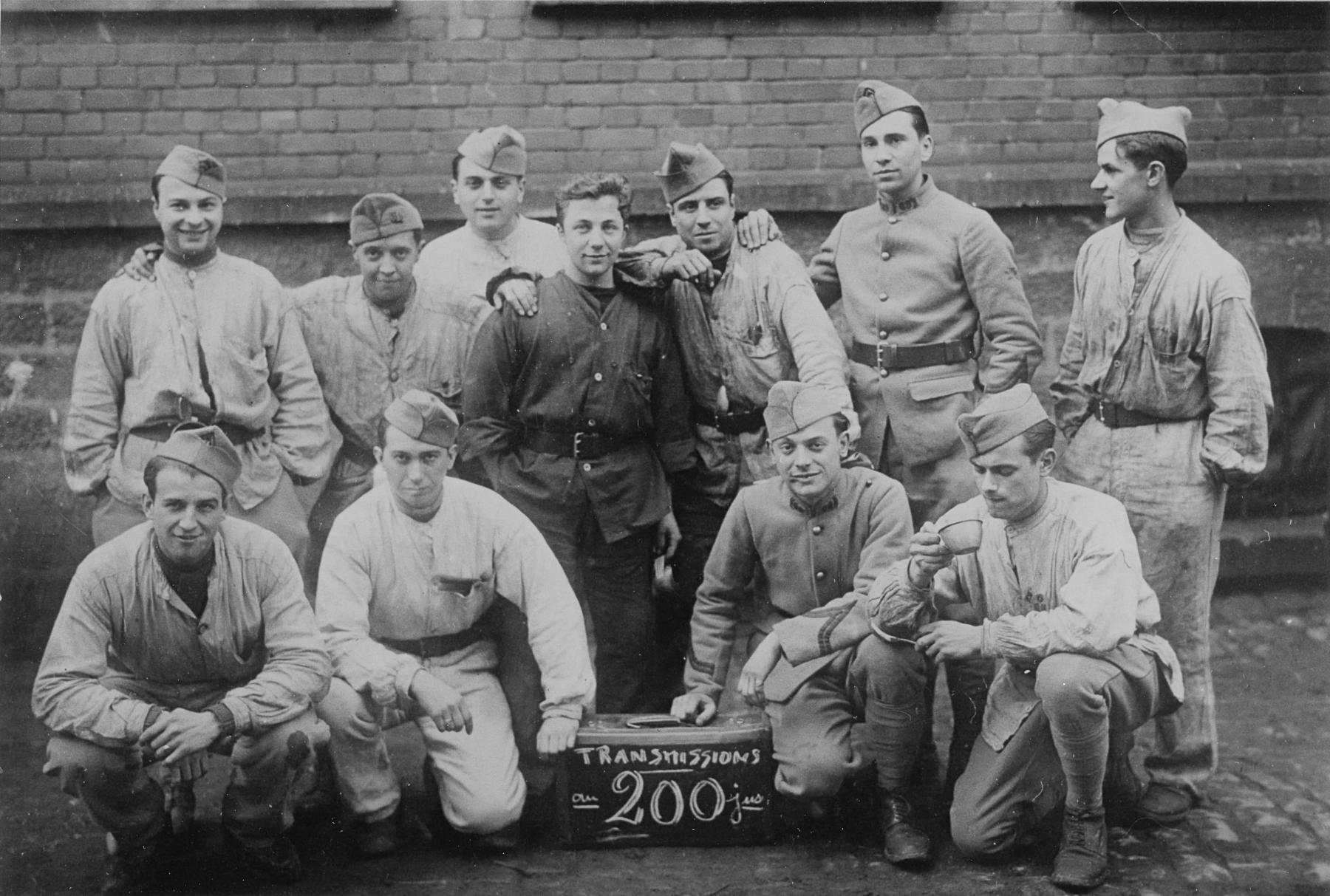 Ligne Maginot - 69° Régiment de Mitrailleurs d'Infanterie de Forteresse (69° RMIF) - Morhange - 21 janvier 1938
Section transmissions
Debouts:
Decles, ?, ?, Mine, ?, Pontet, Reolp?
A genoux:
Tabary, Pelé, Dirr, Brigaud


