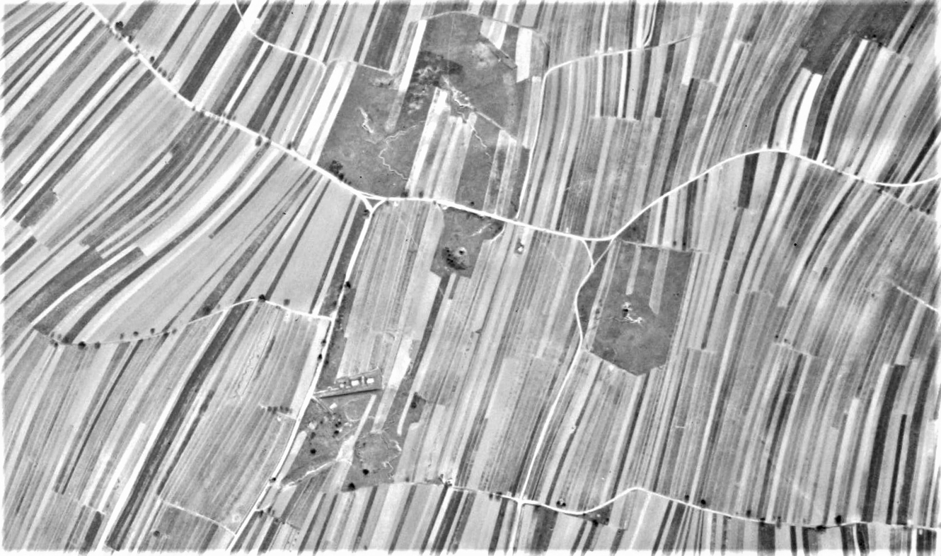 Ligne Maginot - ASCHBACH EST - O2 - (Casemate d'infanterie - Double) - Les casemates d'Aschbach et Oberroedern Nord
On distingue les boyaux de liaison ainsi que les fouilles des bloc 1 et 4 de l'ouvrage non construit d'Oberroedern - IGN - Géoportail 1951