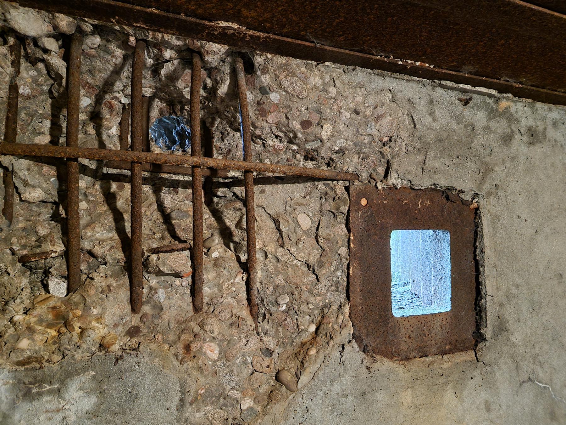 Ligne Maginot - REDELBORN - (Blockhaus pour arme infanterie) - Impact pénétrant à l'intérieur du blockhaus, sur sa façade de tir.  - DK_Antoine4