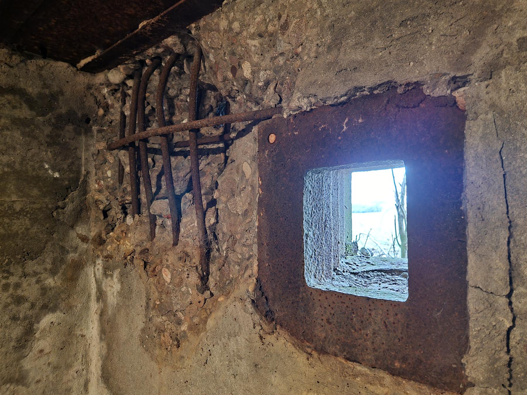 Ligne Maginot - REDELBORN - (Blockhaus pour arme infanterie) - Trémie pour mitrailleuse Hotchkiss en place - DK_Antoine4