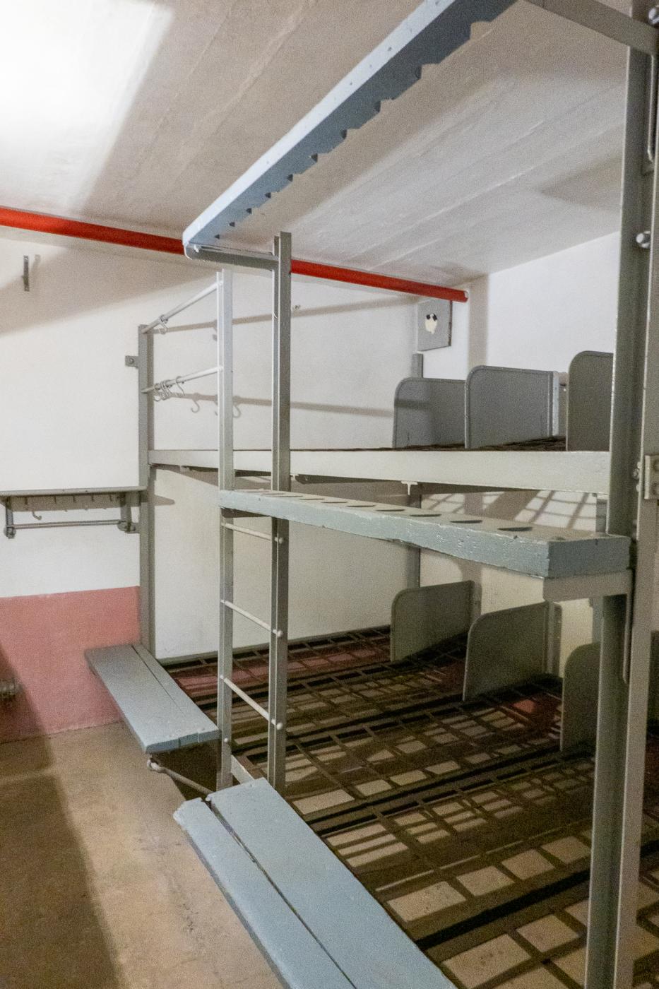 Ligne Maginot - SCHOENENBOURG - (Ouvrage d'artillerie) - Bloc 1
Chambrée
Le travail de restauration est impressionnant quand on compare avec cette photo d'avril 2023 avec la précédente prise en 2001. - Michel Teiten