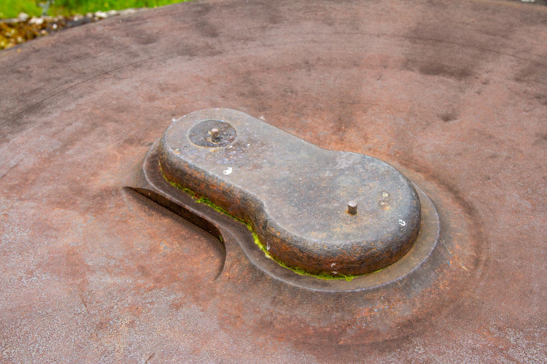 Ligne Maginot - HOCHWALD - (Ouvrage d'artillerie) - Bloc 12
Gros plan du clapet de protection de l'orifice du périscope de la cloche Obs - Michel Teiten