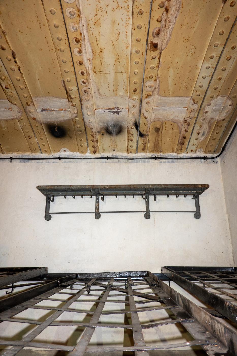 Ligne Maginot - HEIDENBUCKEL - (Abri) - Chambre de troupe pour 16 hommes
Lits et étagère - Michel Teiten