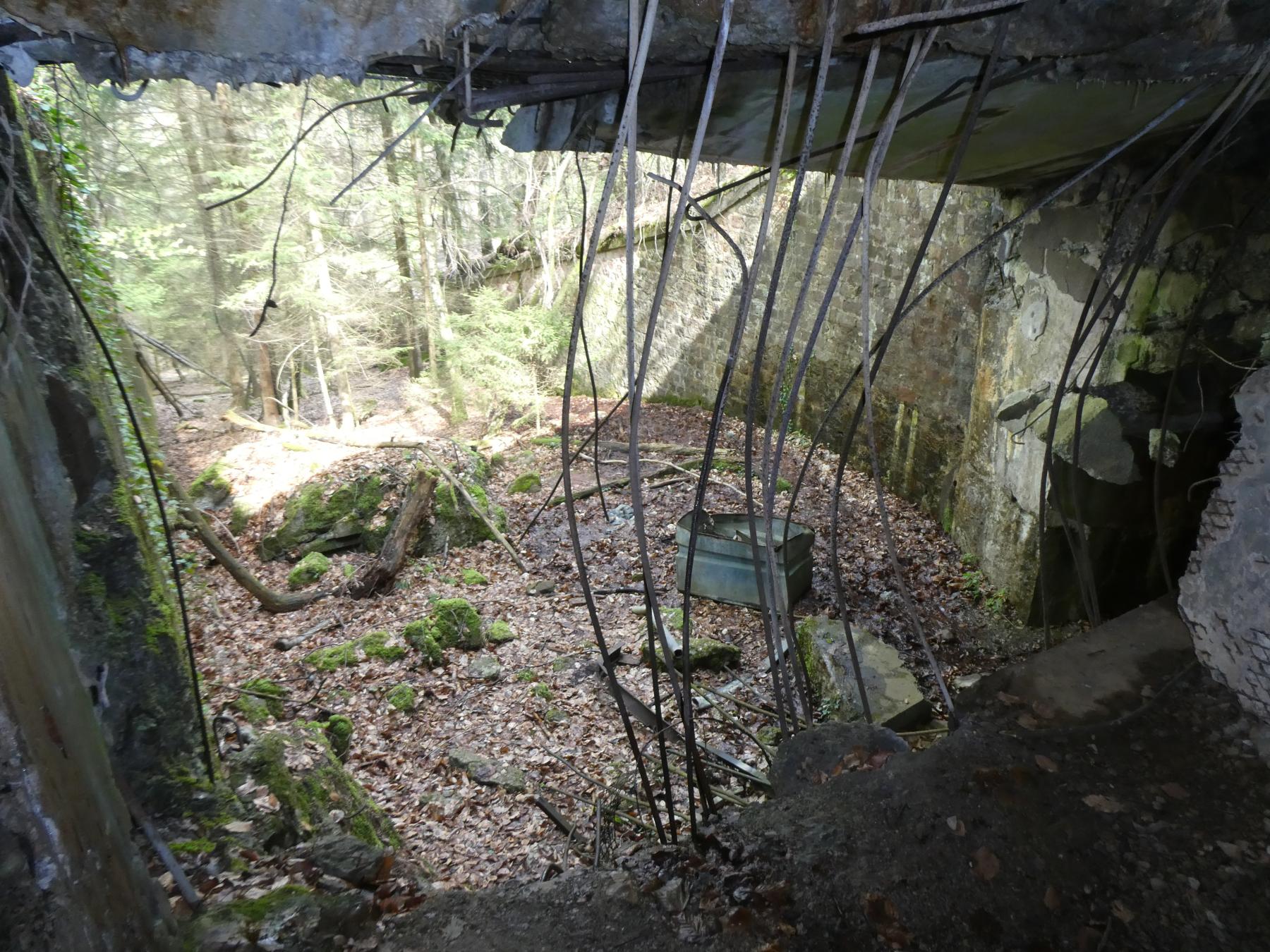 Ligne Maginot - HOCHWALD C2 - (Casemate d'infanterie - Simple) - Chambre de tir et vue sur le fossé - ELLENA Daniel-CUNY Philippe