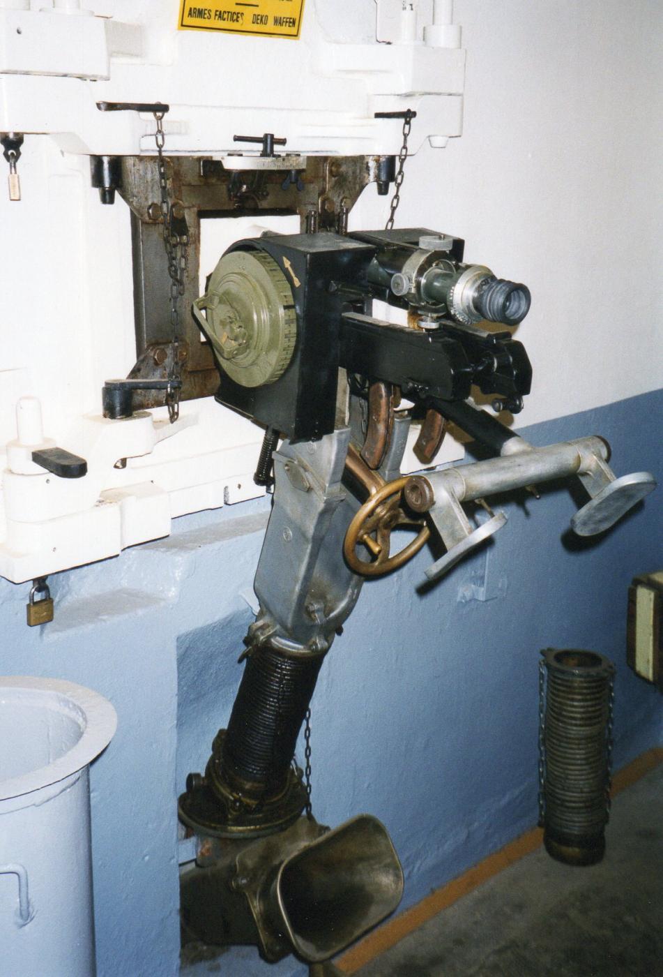 Ligne Maginot - SCHOENENBOURG - (Ouvrage d'artillerie) - Entrée munitions
Chambre de tir. 
Jumelage de mitrailleuses Reibel MAC 31 en place dans le créneau - Ellena Daniel-CUNY Philippe