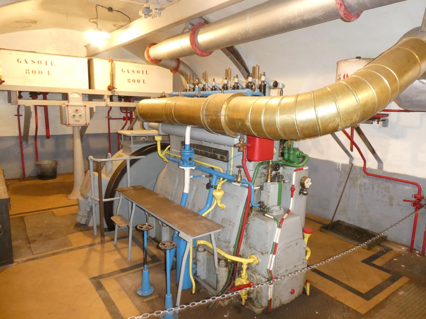 Ligne Maginot - SCHOENENBOURG - (Ouvrage d'artillerie) - L'usine électrique
Moteur SULZER - ELLENA Daniel - CUNY Philippe