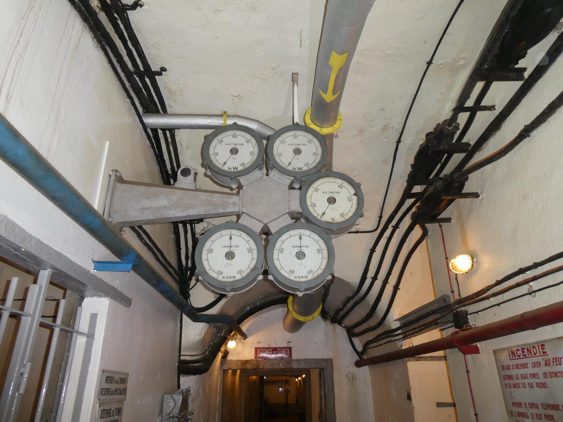 Ligne Maginot - SCHOENENBOURG - (Ouvrage d'artillerie) - L'usine électrique
Le 'trèfle' avec les indications des tensions électriques consommées par l'ouvrage - ELLENA Daniel - CUNY Philippe