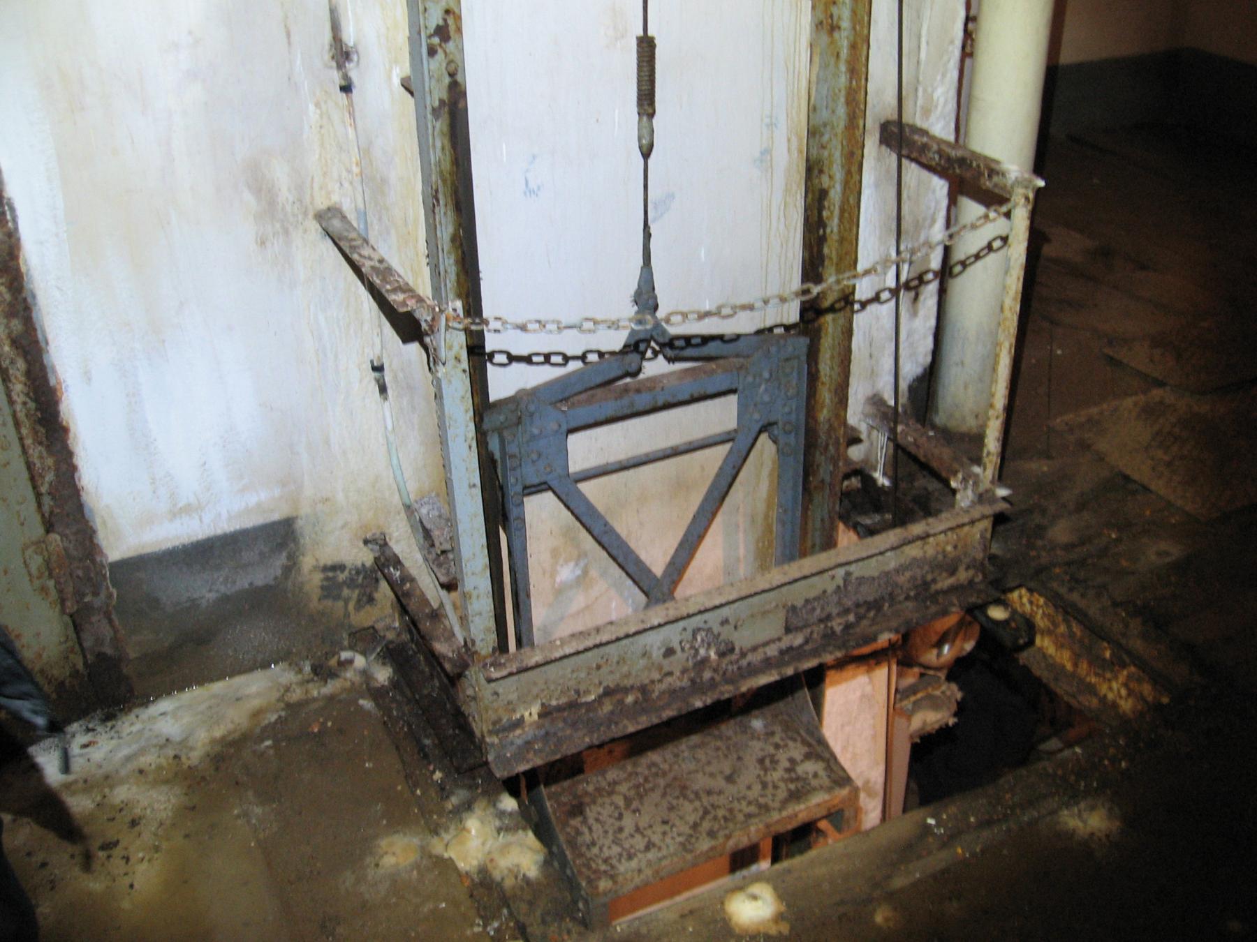 Ligne Maginot - SCHOENENBOURG - (Ouvrage d'artillerie) - Bloc 5
Monte-charge de l’étage supérieur pour les munitions de 81 - Denis