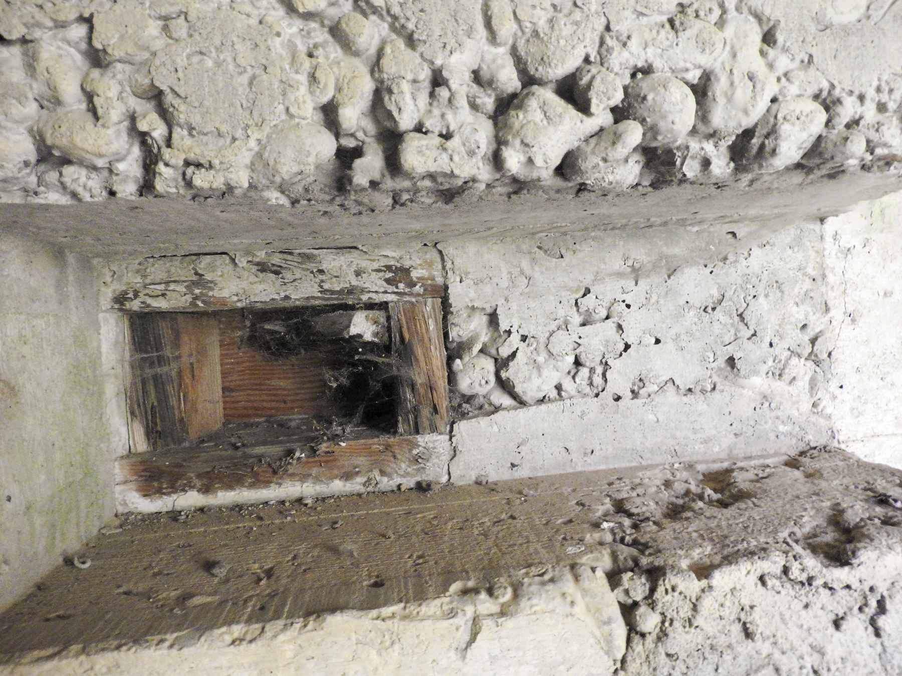 Ligne Maginot - PLAN - (Casemate d'infanterie - Simple) - Le coffrage en bois encore présent dans une réservation pour la porte du blockhaus. - Stenger Mathieu