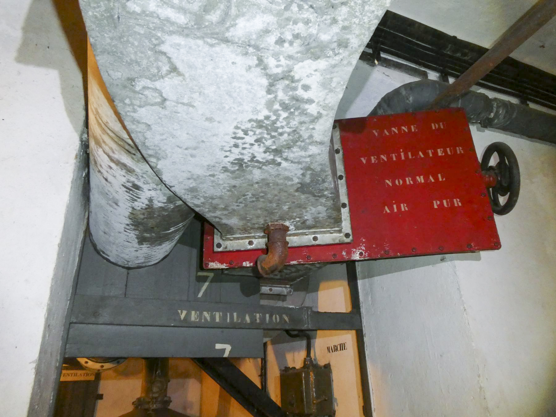 Ligne Maginot - HEIDENBUCKEL - (Abri) - Local des filtres et ventilateurs
Vanne air pur - ELLENA Daniel - CUNY Philippe