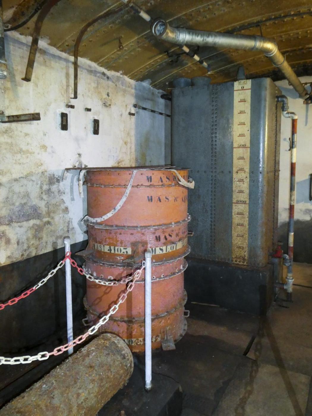 Ligne Maginot - HEIDENBUCKEL - (Abri) - Filtres de rechange et réservoir d'eau de refroidissement des moteurs - ELLENA Daniel - CUNY Philippe