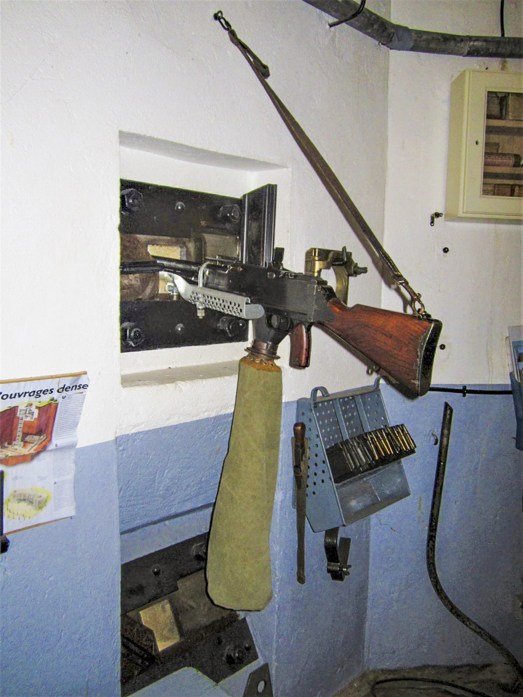 Ligne Maginot - OBERROEDERN SUD - RIEFFEL - (Casemate d'infanterie - Double) - FM 24/29 en place dans le créneau de façade de la chambre de tir Sud
Le FM sur support SB équipée de son sac de récupération des douilles