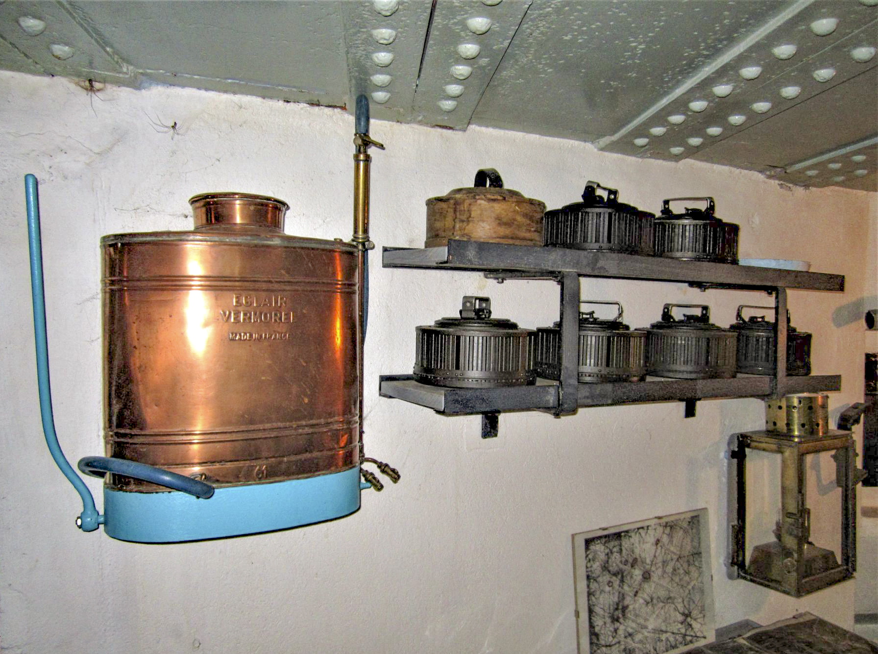 Ligne Maginot - OBERROEDERN SUD - RIEFFEL - (Casemate d'infanterie - Double) - Chambre de tir Sud
Pulvérisateur Vermorel et étagères des chargeurs de mitrailleuses