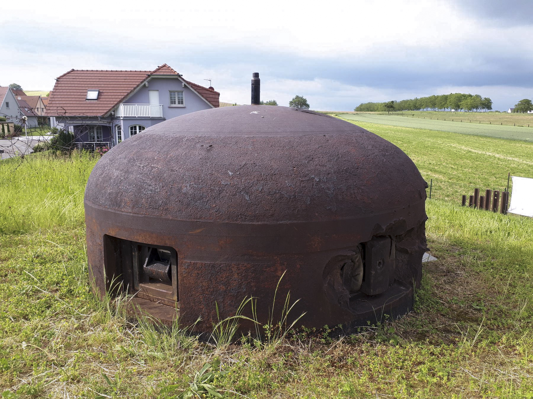 Ligne Maginot - OBERROEDERN SUD - RIEFFEL - (Casemate d'infanterie - Double) - Cloche GFM avec l'épiscope en place dans un créneau et le périscope F1 en position