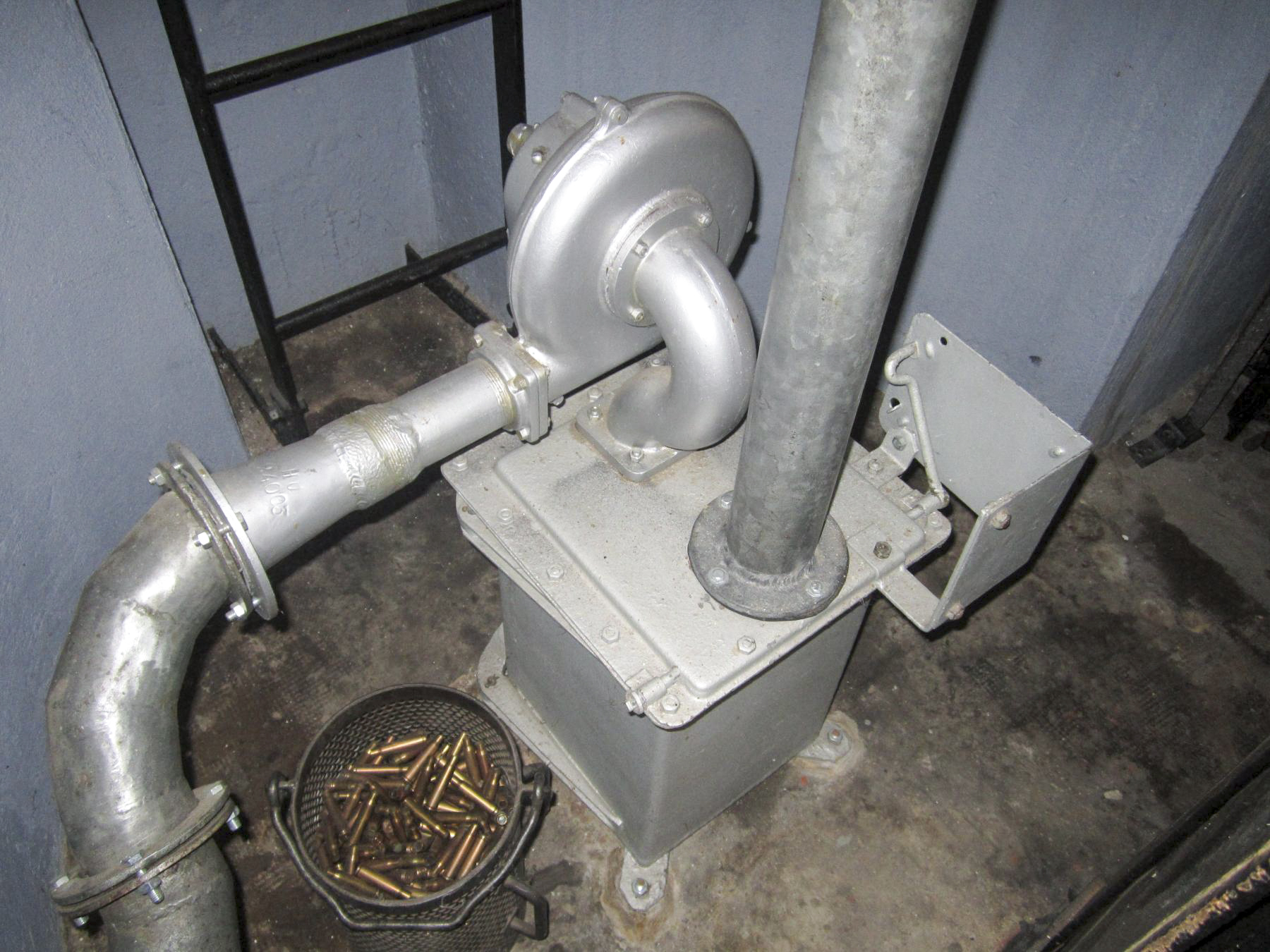 Ligne Maginot - OBERROEDERN SUD - RIEFFEL - (Casemate d'infanterie - Double) - Ventilateur et caisson de récupération des douilles
