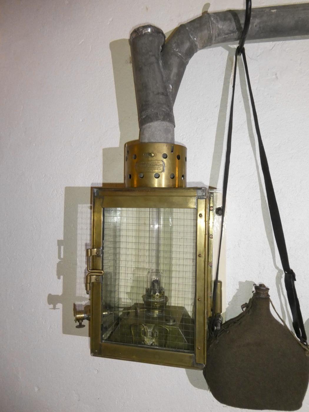 Ligne Maginot - OBERROEDERN SUD - RIEFFEL - (Casemate d'infanterie - Double) - Lampe à pétrole avec au dessus le fumivore pour l'évacuation des fumées - ELLENA Daniel - CUNY Philippe