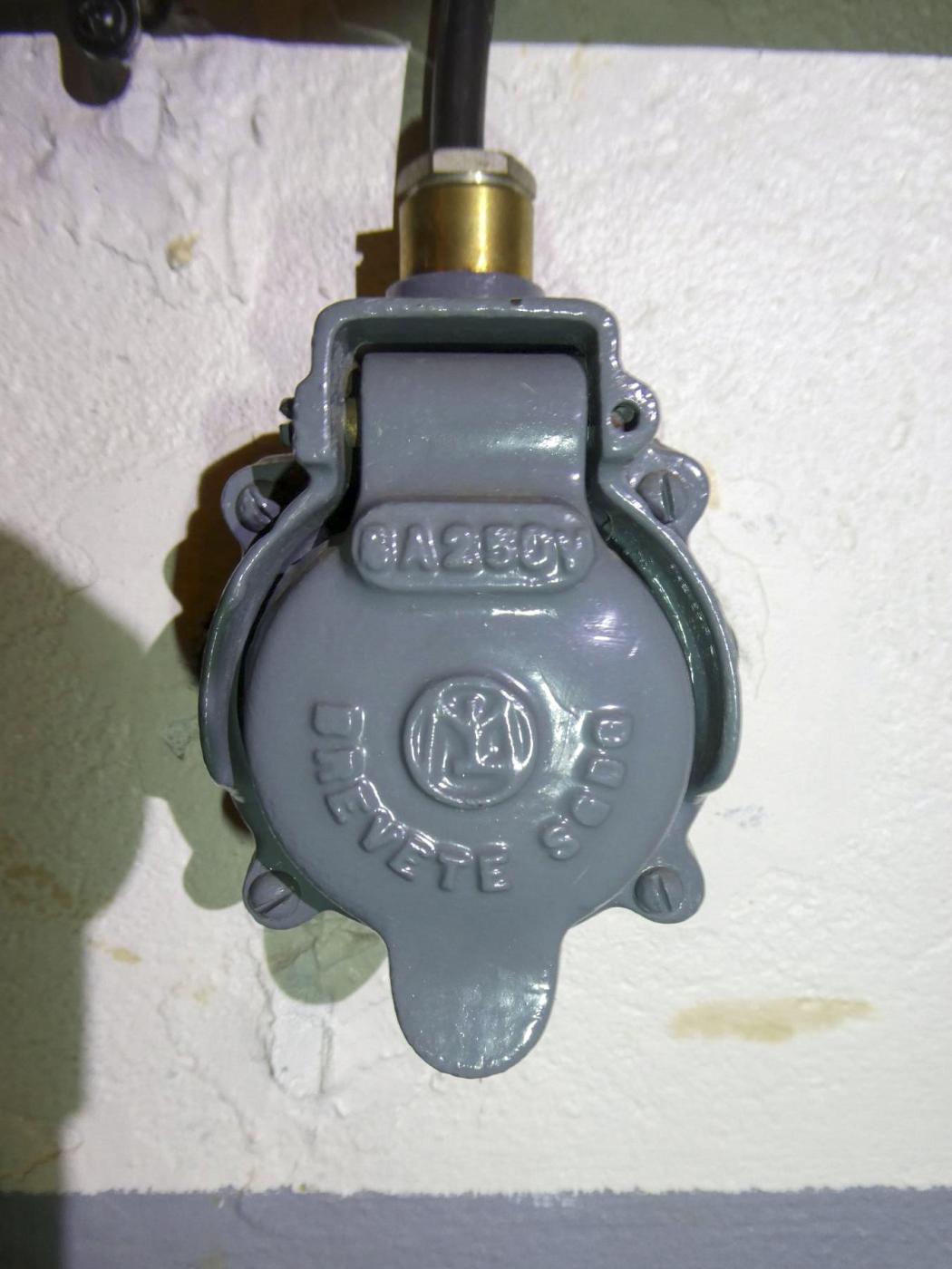 Ligne Maginot - OBERROEDERN SUD - RIEFFEL - (Casemate d'infanterie - Double) - Prise électrique de 250v - ELLENA Daniel - CUNY Philippe