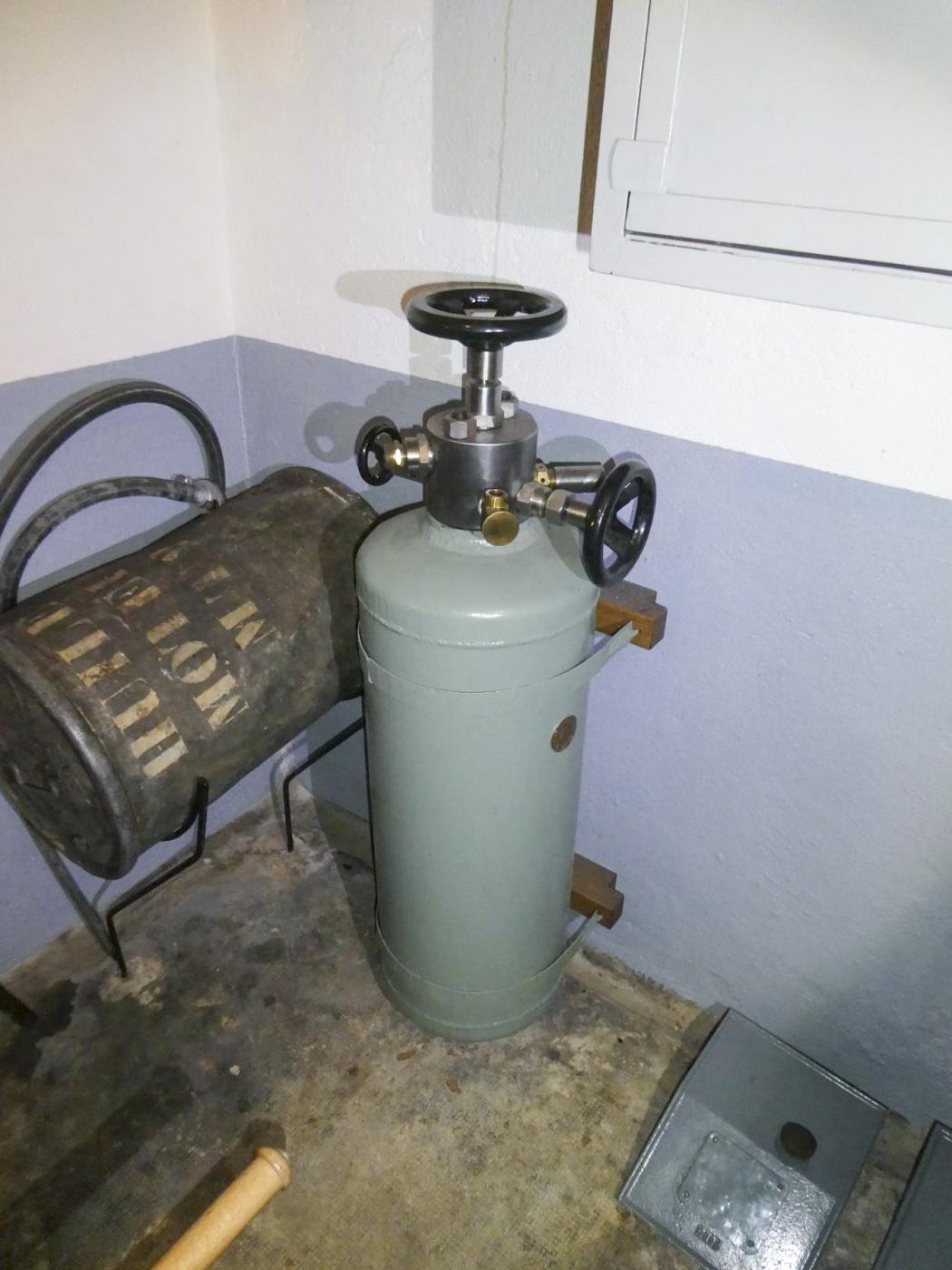 Ligne Maginot - OBERROEDERN SUD - RIEFFEL - (Casemate d'infanterie - Double) - Bouteille d'air comprimé pour le lancement du moteur - ELLENA Daniel - CUNY Philippe