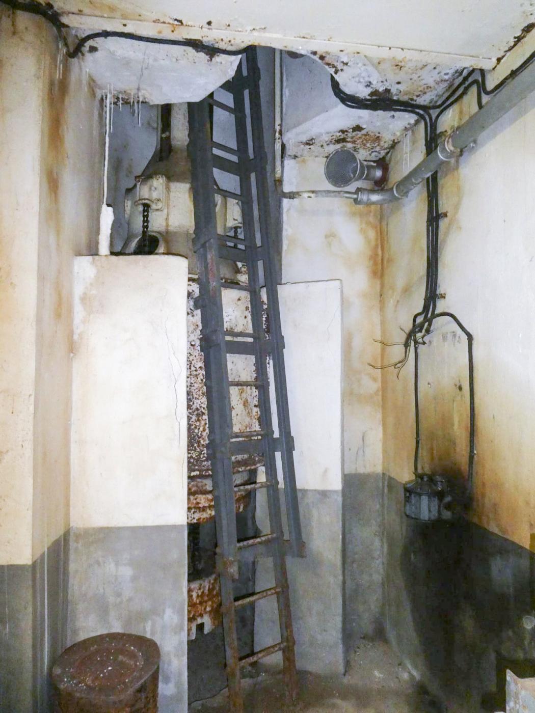 Ligne Maginot - HATTEN - O1 - (Observatoire d'artillerie) - La cloche VP - ELLENA Daniel - CUNY Philippe