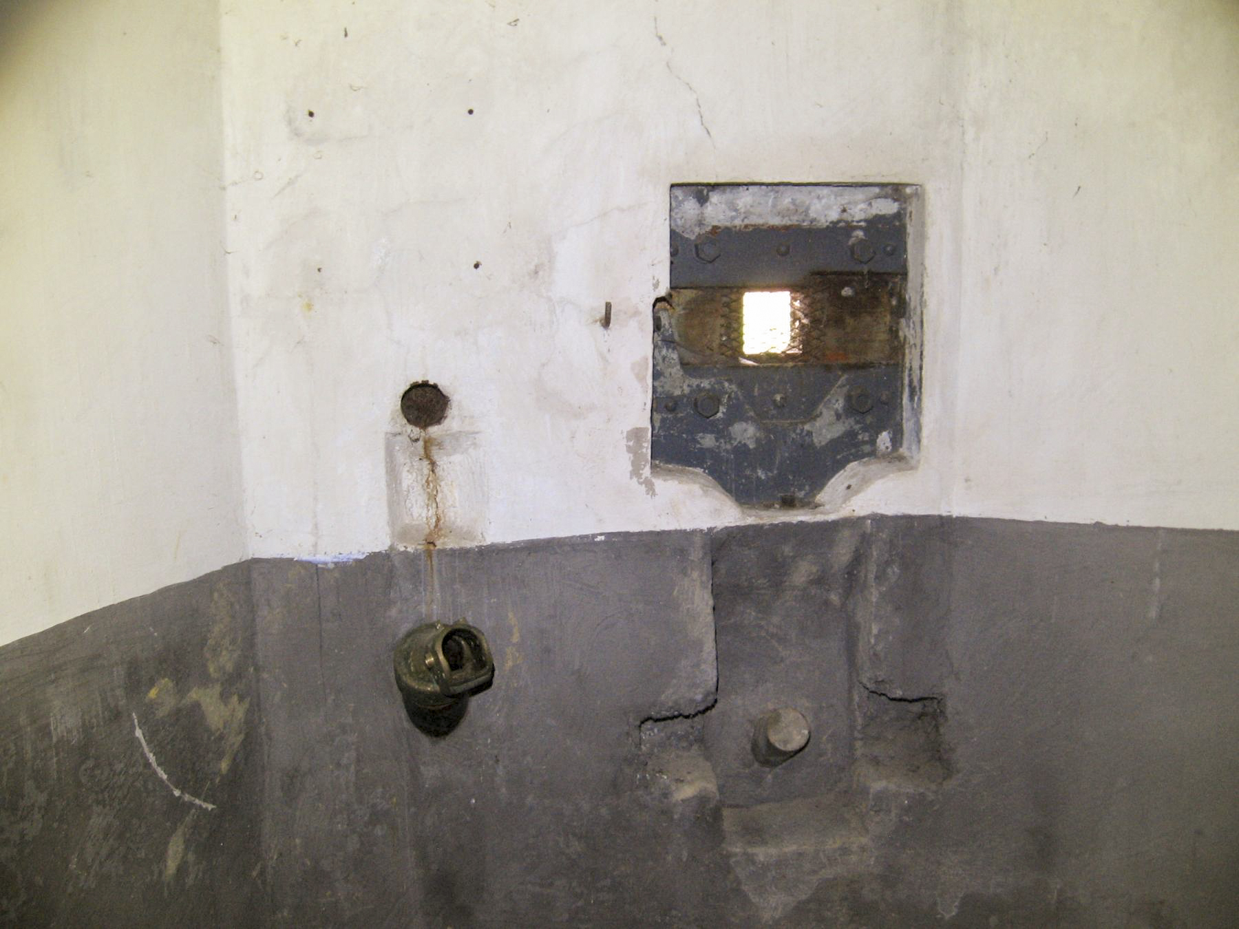 Ligne Maginot - ASCHBACH EST - O2 - (Casemate d'infanterie - Double) - Créneau FM flanquant la chambre de tir sud-est
Noter l'orifice pour le périscope de fossé diamant à gauche du créneau FM - Denis