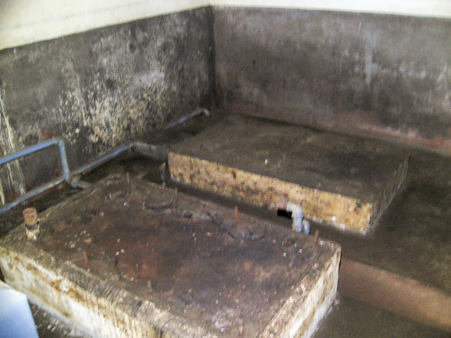 Ligne Maginot - ASCHBACH EST - O2 - (Casemate d'infanterie - Double) - Etage inférieur
Socles des moteurs CLM 1PJ65 - Denis