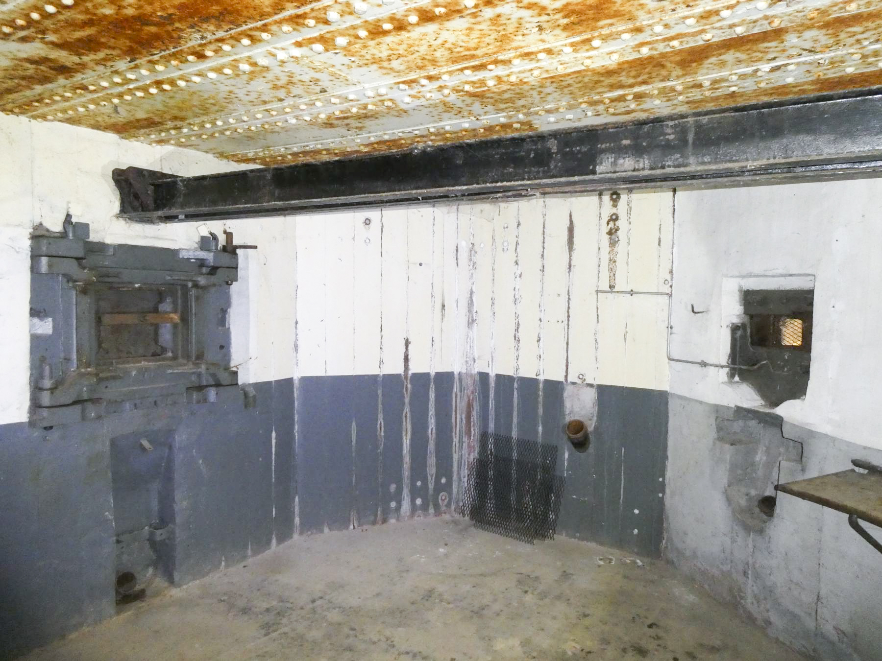 Ligne Maginot - ASCHBACH EST - O2 - (Casemate d'infanterie - Double) - Chambre de tir sud-est - ELLENA Daniel - CUNY Philippe