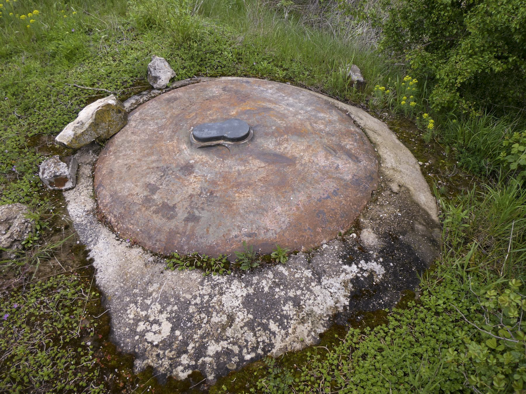 Ligne Maginot - ASCHBACH EST - O2 - (Casemate d'infanterie - Double) - La cloche VDP noyée dans un bétonnage effectué après guerre - ELLENA Daniel - CUNY Philippe