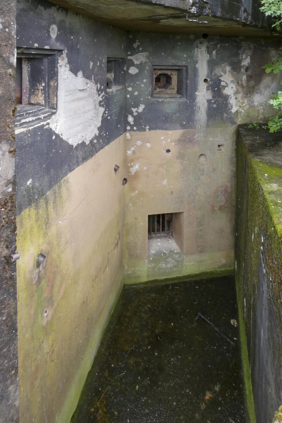 Ligne Maginot - ASCHBACH EST - O2 - (Casemate d'infanterie - Double) - Fossé diamant au pied de la chambre de tir sud-est - ELLENA Daniel - CUNY Philippe