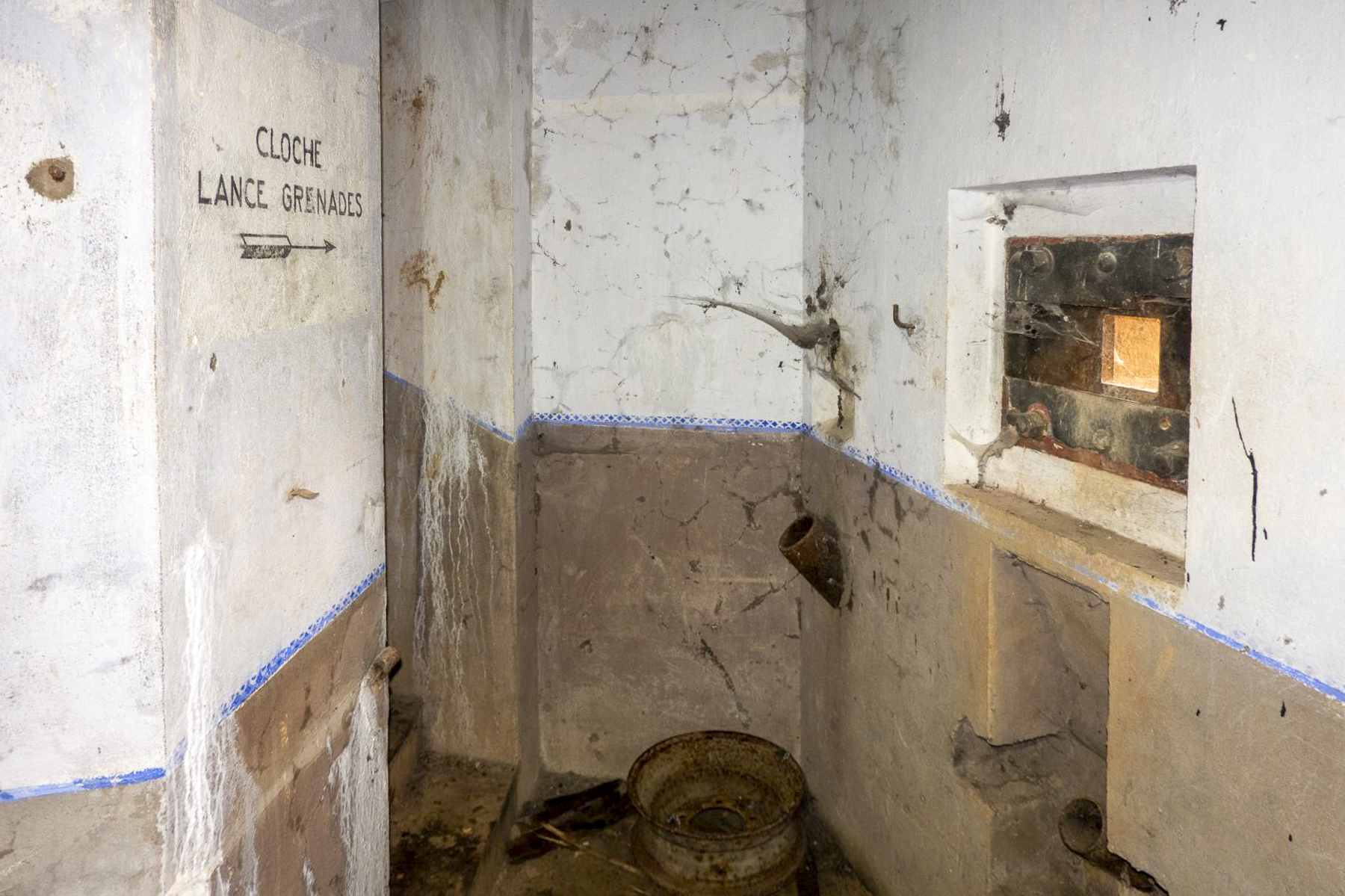 Ligne Maginot - ASCHBACH OUEST - (Casemate d'infanterie - Simple) - Créneau FM de défense de l'entrée
La cloche LG est sur la gauche - Michel Teiten