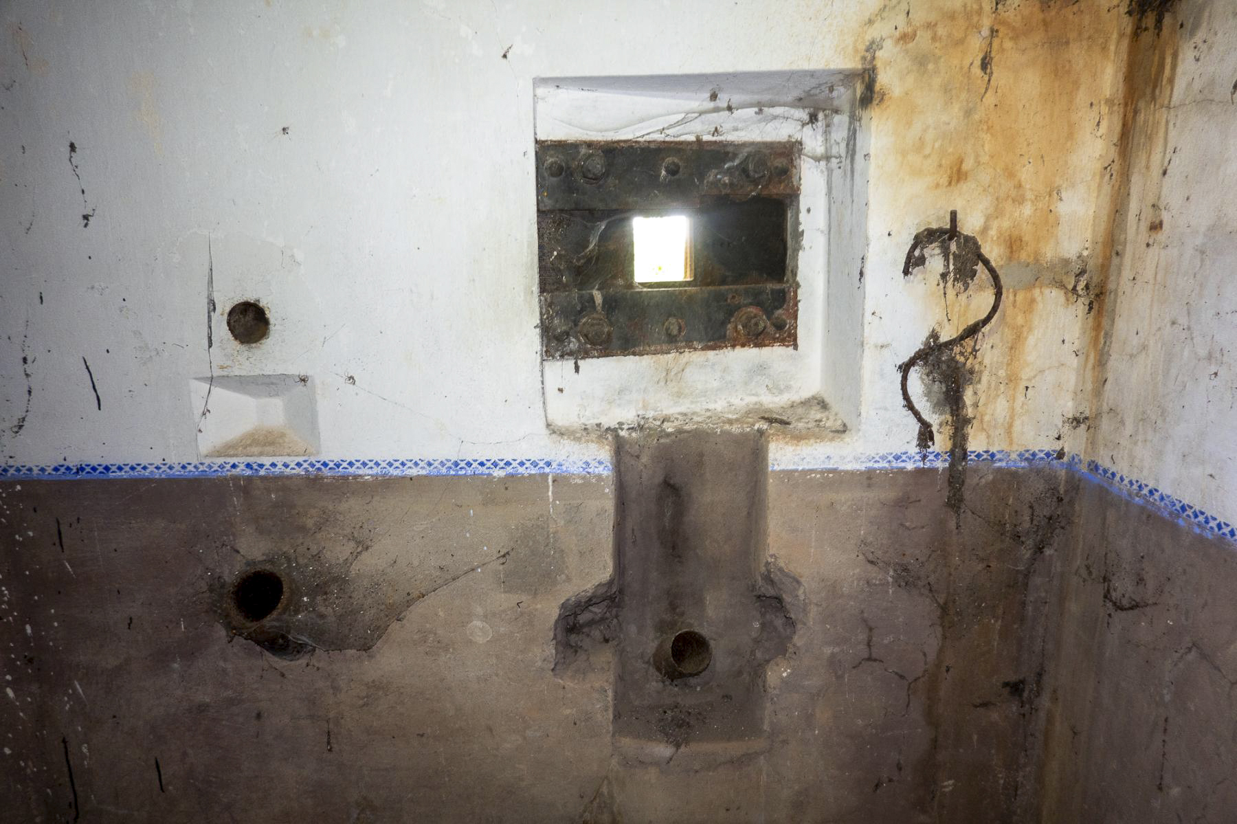 Ligne Maginot - ASCHBACH OUEST - (Casemate d'infanterie - Simple) - Goulotte à grenades et créneau FM flanquant la chambre de tir  - Michel Teiten