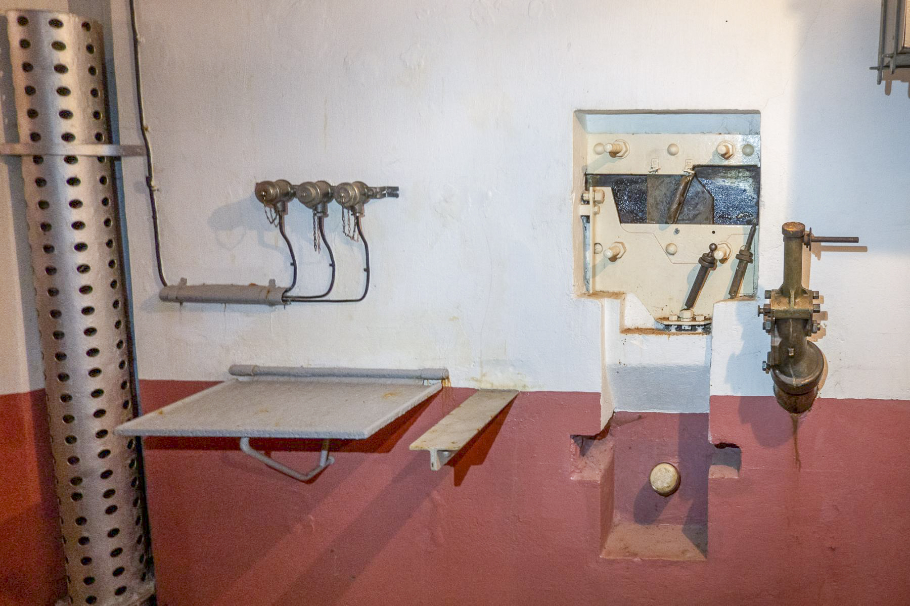 Ligne Maginot - SCHOENENBOURG - (Ouvrage d'artillerie) - Bloc 1
Créneau FM et goulotte à grenades - Michel Teiten