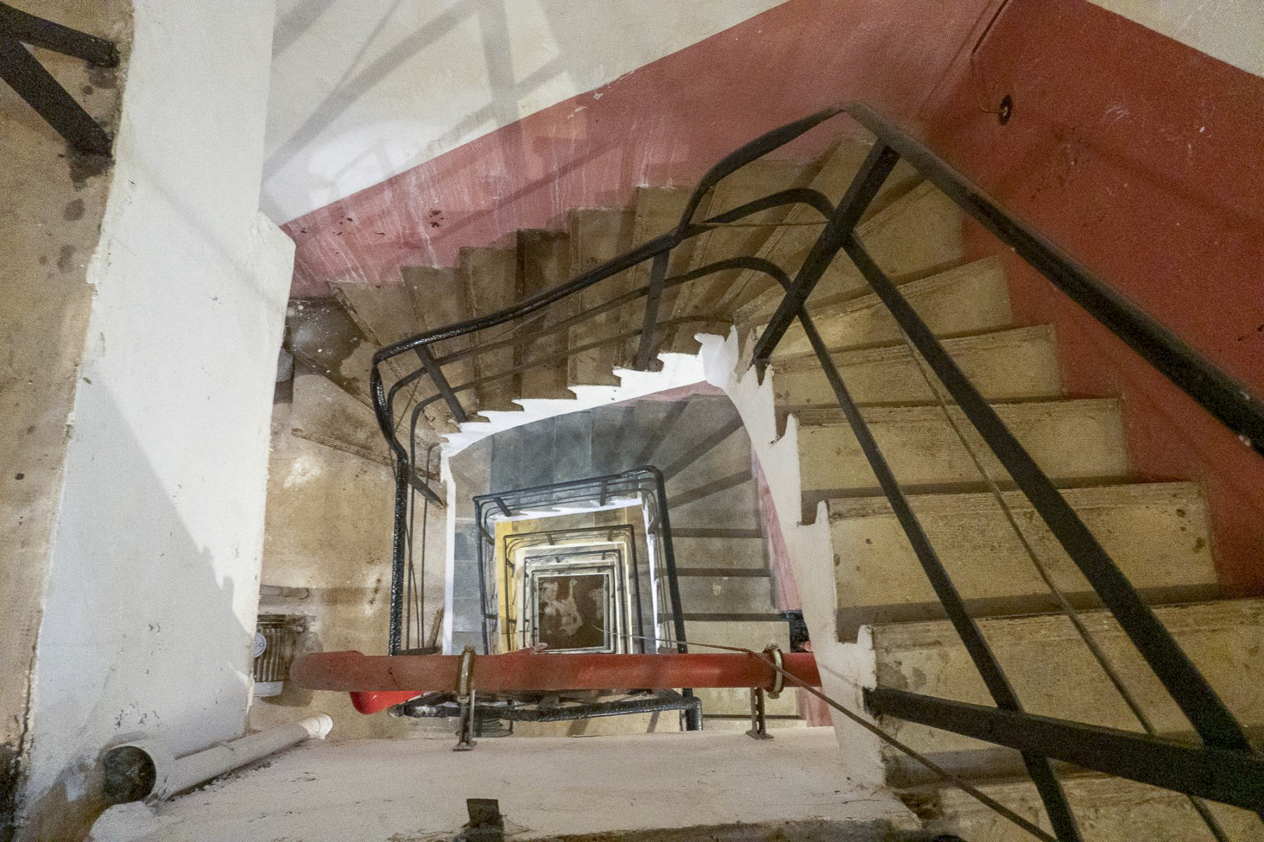 Ligne Maginot - SCHOENENBOURG - (Ouvrage d'artillerie) - Bloc 1
Puits d'escalier vu de l'étage supérieur - Michel Teiten