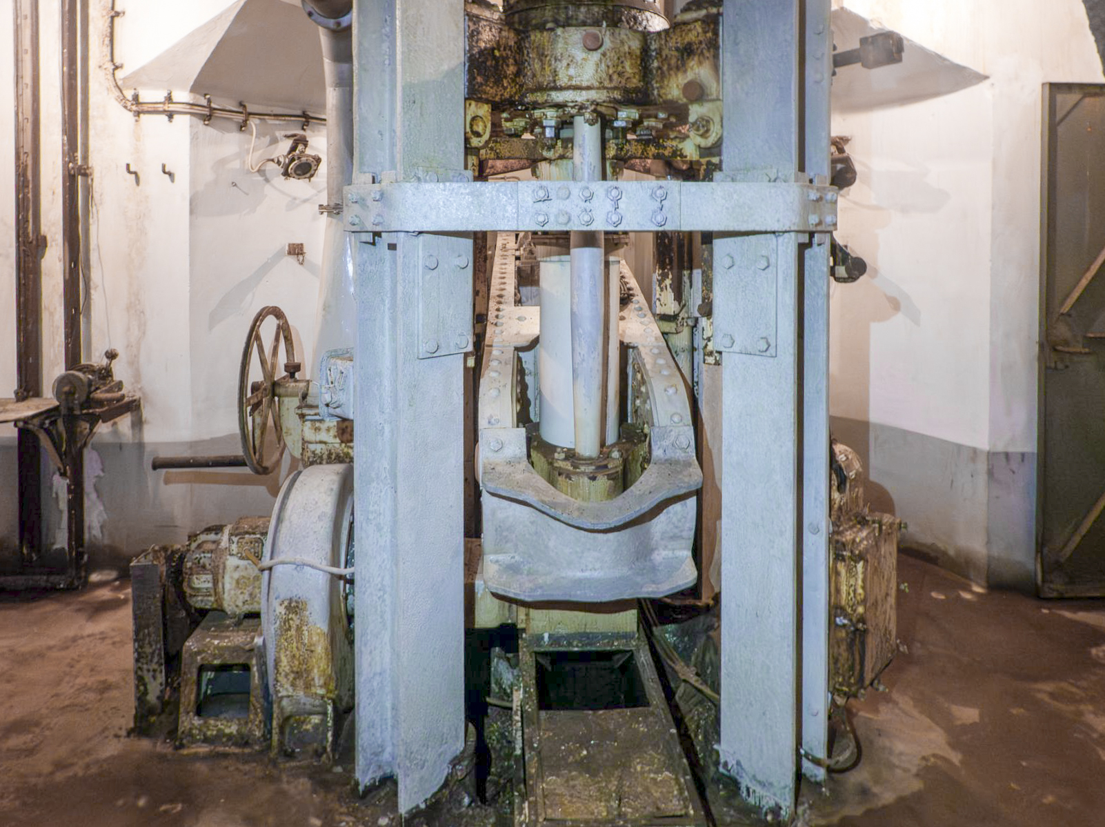 Ligne Maginot - SCHOENENBOURG - (Ouvrage d'artillerie) - Bloc 2 
Etage inférieur de la tourelle mitrailleuse - Michel Teiten