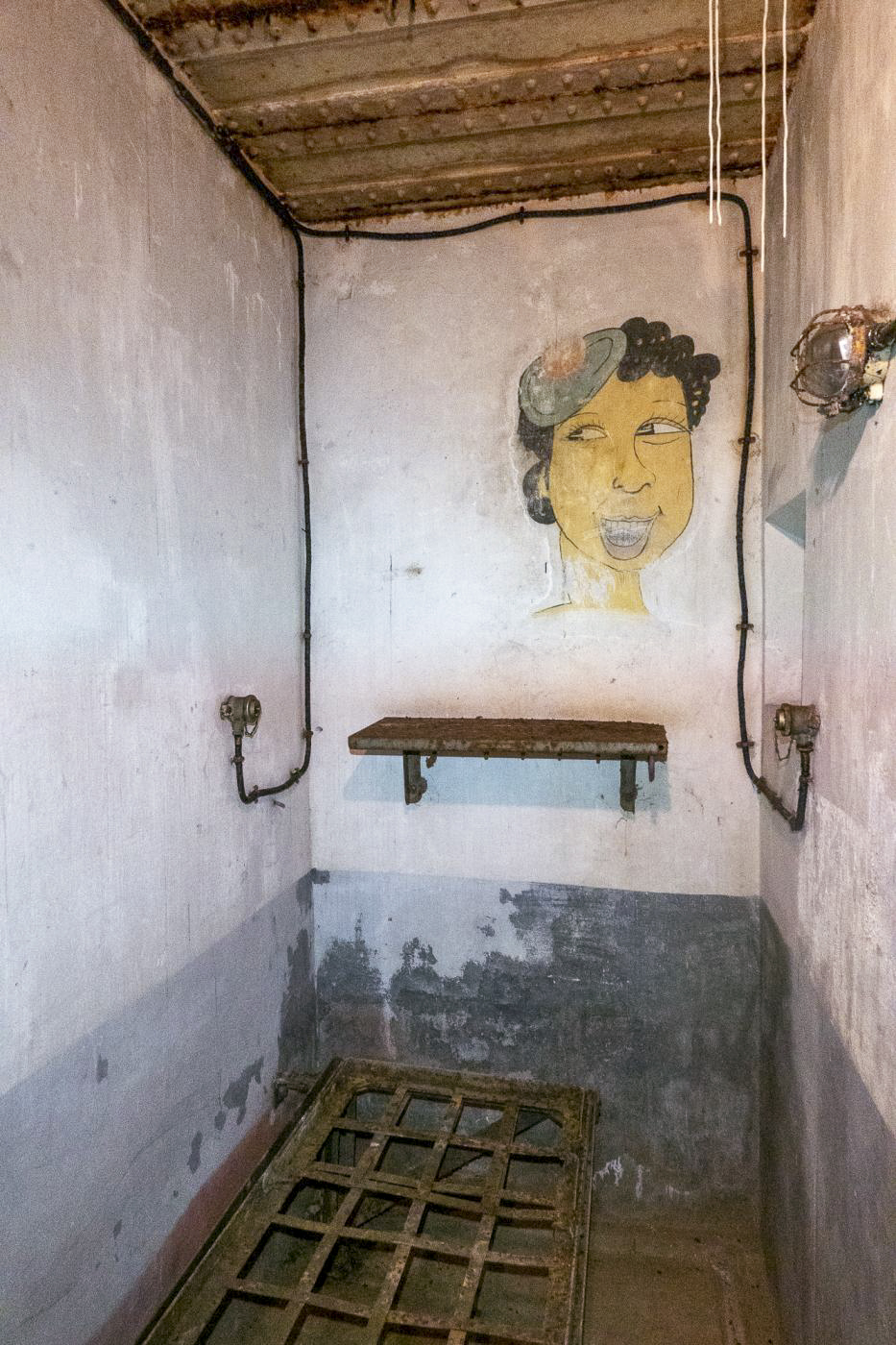 Ligne Maginot - SCHOENENBOURG - (Ouvrage d'artillerie) - Bloc 2
La chambre du Lt Affholder décorée d'une caricature de Josephine Baker d'après une photo de presse de 1939 - Michel Teiten