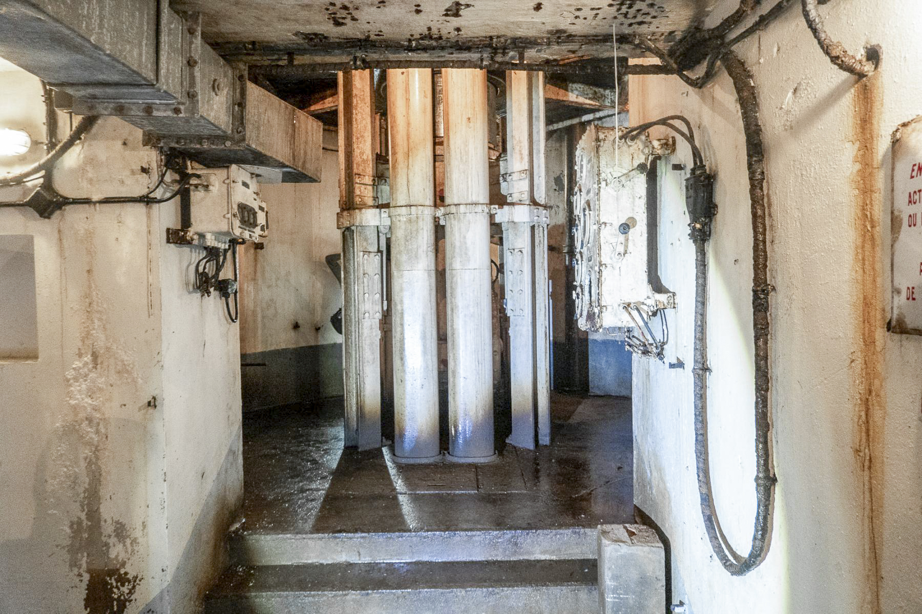 Ligne Maginot - SCHOENENBOURG - (Ouvrage d'artillerie) - Bloc 4
Etage inférieur de la tourelle de 75 - Michel Teiten