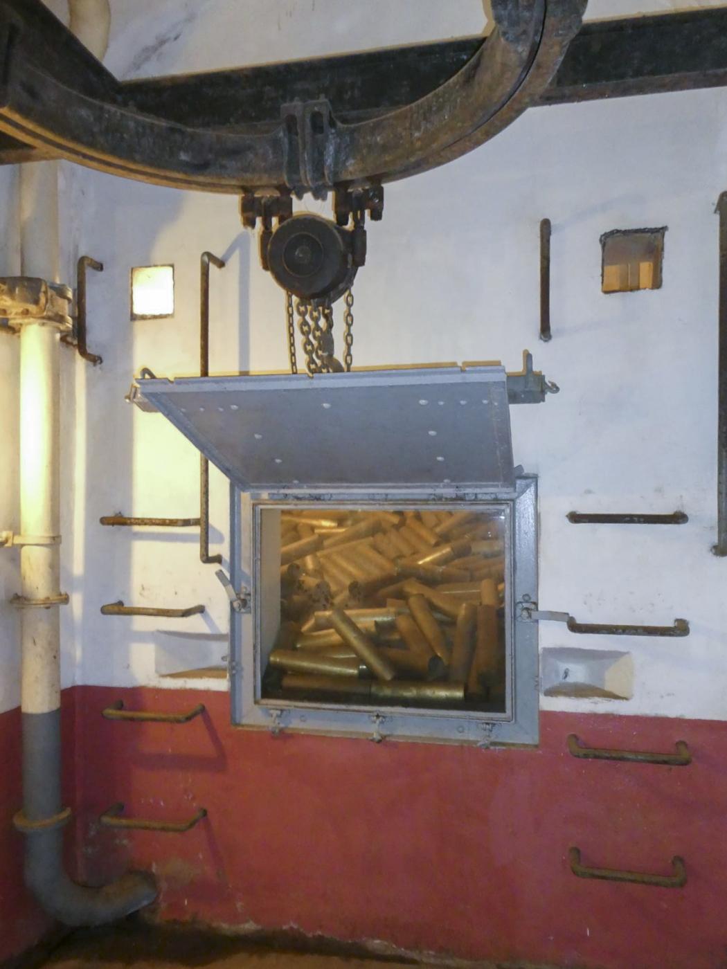 Ligne Maginot - Réceptacle des douilles de 75 mm de la tourelle sous le tobogan - Bloc 3
Réceptacle des douilles de 75 mm - ELLENA Daniel - CUNY Philippe