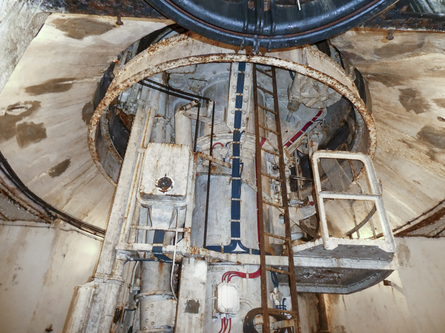 Ligne Maginot - SCHOENENBOURG - (Ouvrage d'artillerie) - Bloc 4
Tourelle de 75/32 - ELLENA Daniel - CUNY Philippe