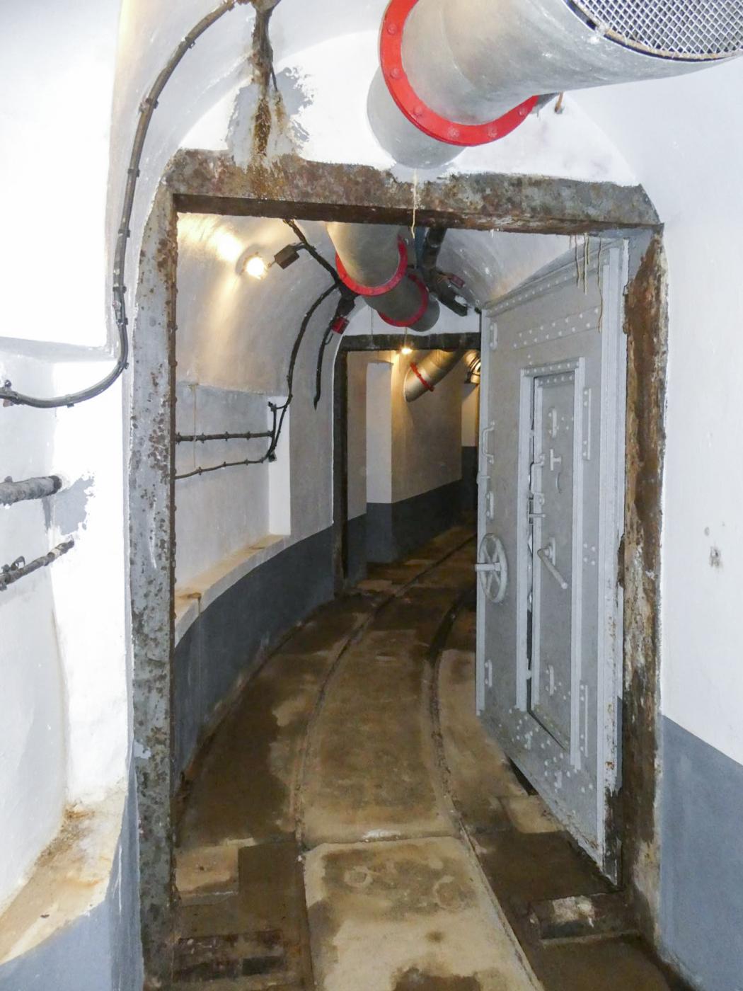 Ligne Maginot - SCHOENENBOURG - (Ouvrage d'artillerie) - Bloc 2
Accès au bloc - ELLENA Daniel - CUNY Philippe