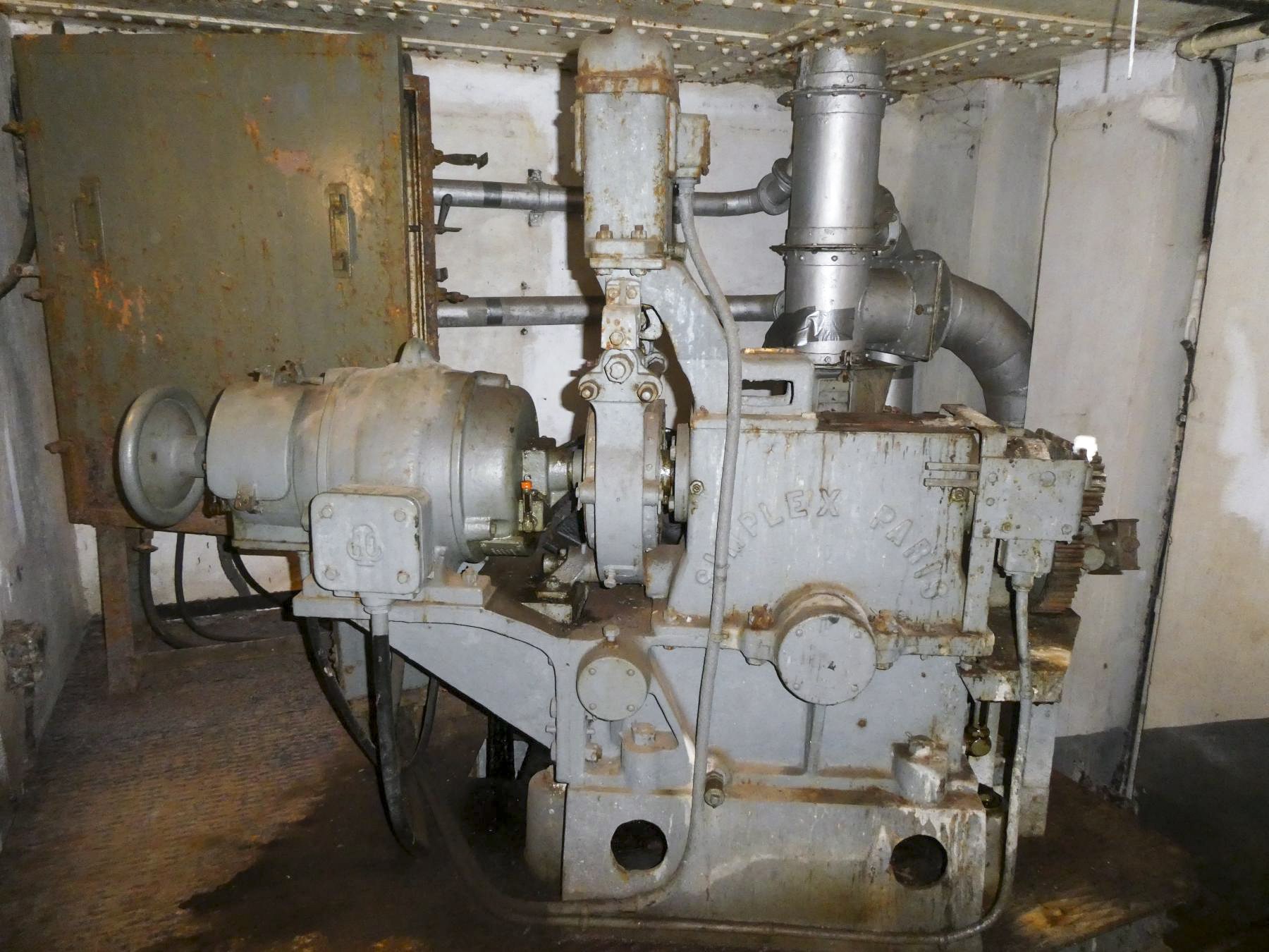 Ligne Maginot - SCHOENENBOURG - (Ouvrage d'artillerie) - Bloc 5
Moteur de l'ascenseur - ELLENA Daniel - CUNY Philippe