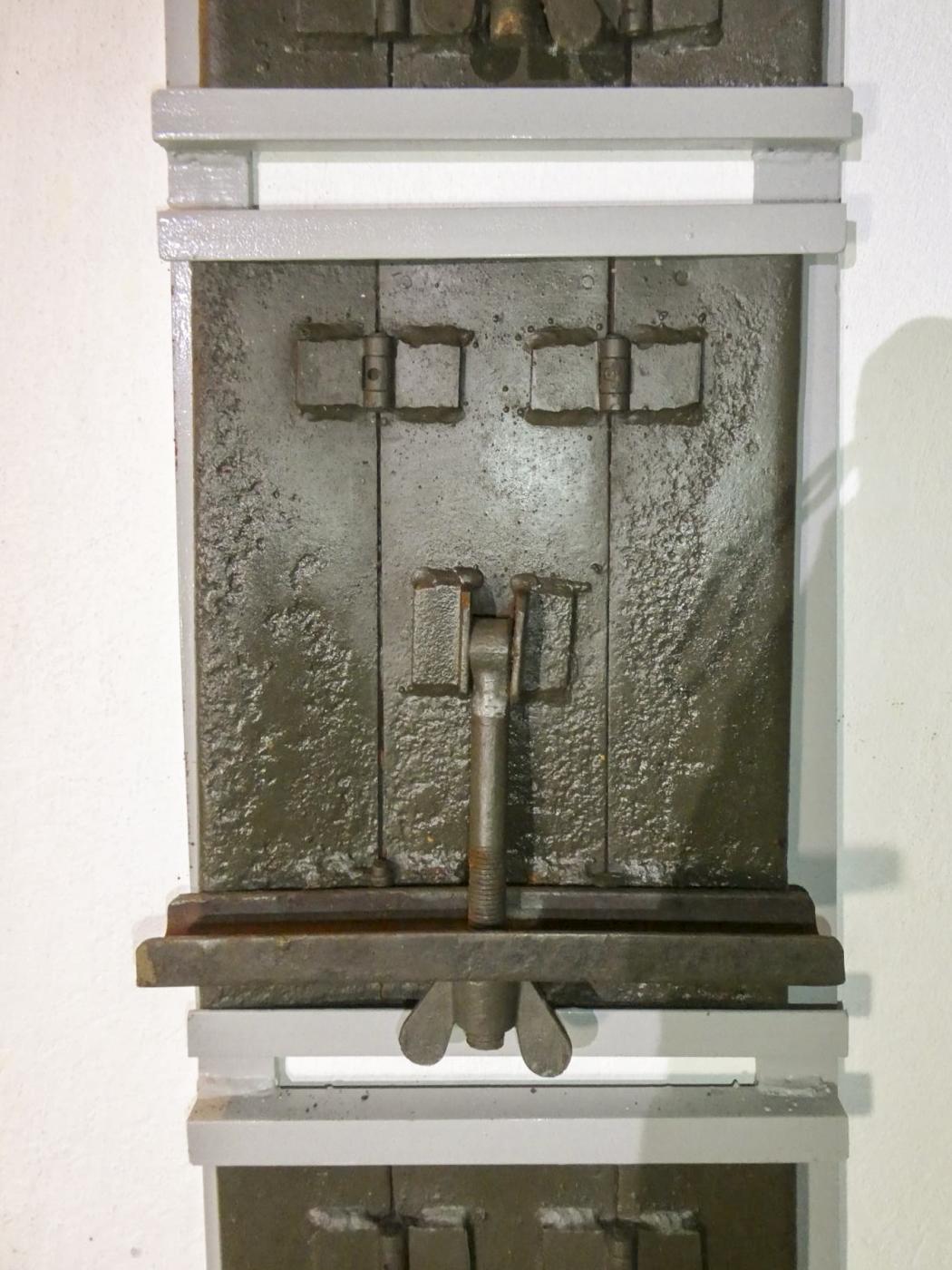 Ligne Maginot - SCHOENENBOURG - (Ouvrage d'artillerie) - Bloc 1
Obturateur pour créneau de cloche GFM type A en temps de paix - ELLENA Daniel - CUNY Philippe