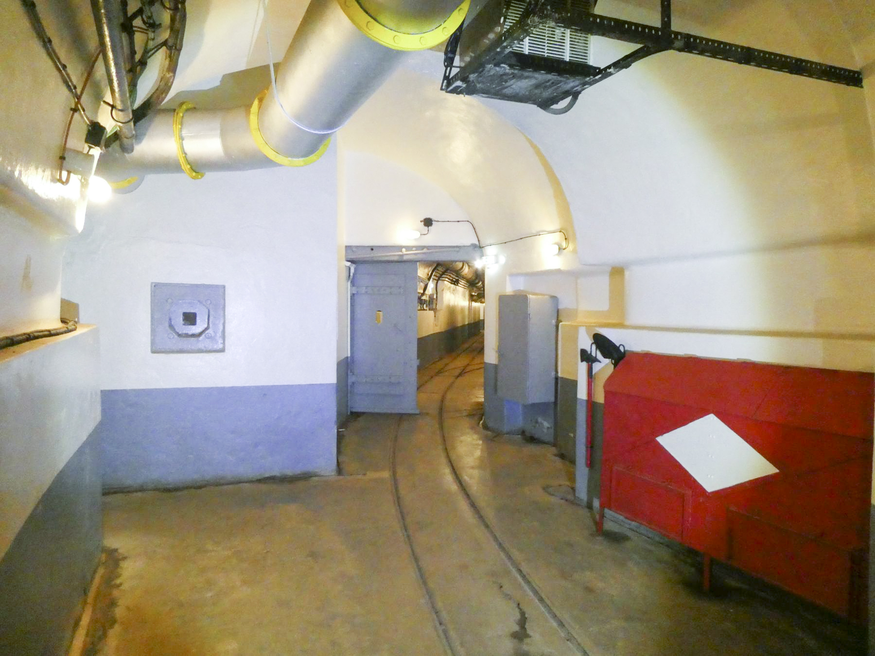 Ligne Maginot - SCHOENENBOURG - (Ouvrage d'artillerie) - Galerie en bas de l’entrée des hommes
Créneau de défense intérieur - ELLENA Daniel - CUNY Philippe