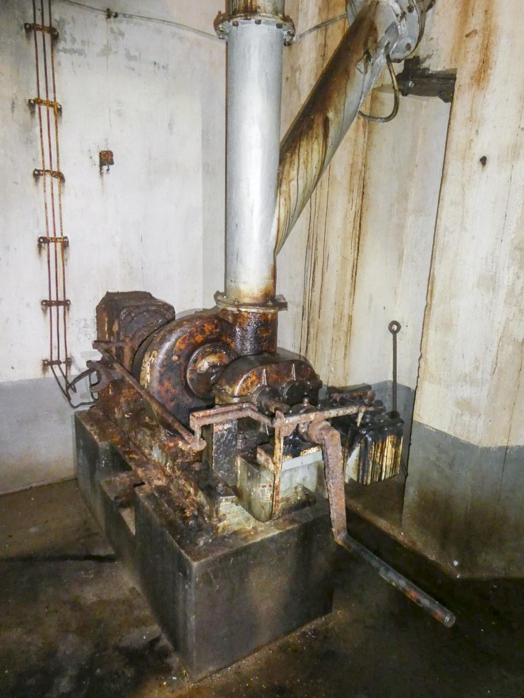 Ligne Maginot - SCHOENENBOURG - (Ouvrage d'artillerie) - Bloc 4
Système de ventilation - ELLENA Daniel - CUNY Philippe