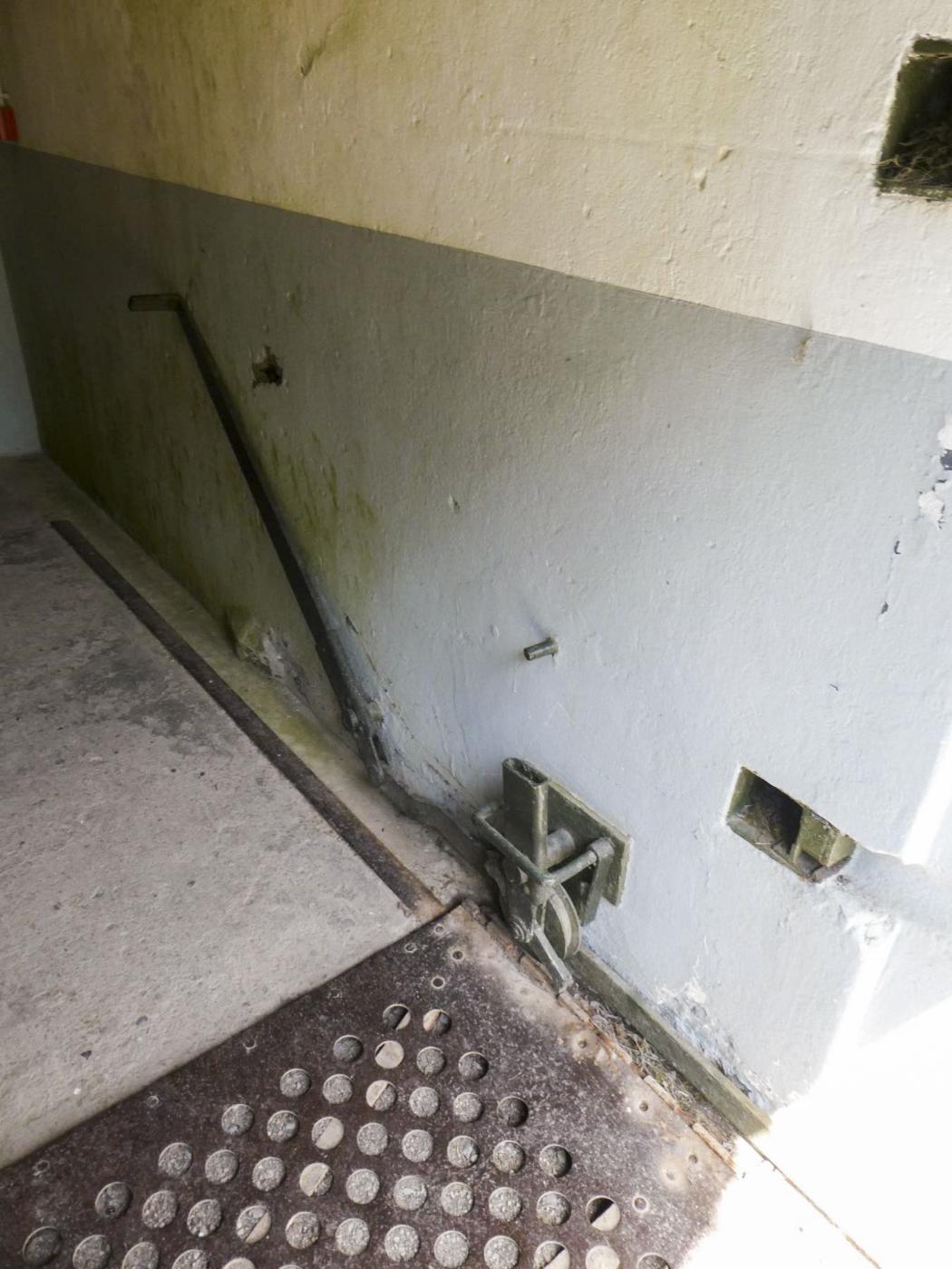 Ligne Maginot - FOUR A CHAUX - FAC - (Ouvrage d'artillerie) - Entrée des hommes
Levier pour rentrer la passerelle - ELLENA Daniel - CUNY Philippe