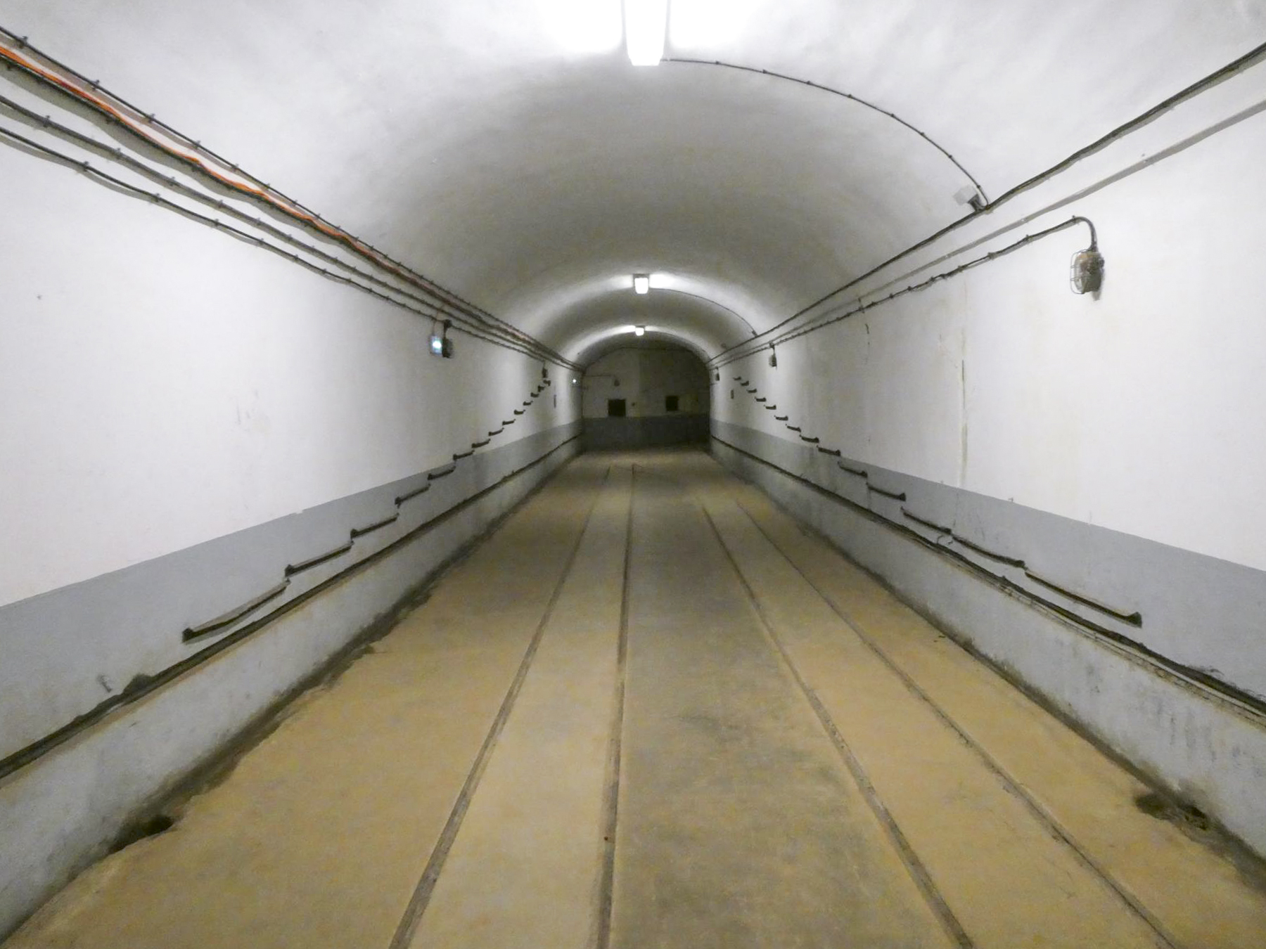 Ligne Maginot - FOUR A CHAUX - FAC - (Ouvrage d'artillerie) - Entrée munitions
Sur les cotés, cornières pour l'installation de gradins, lors d'une séance de cinéma ou autre. - ELLENA Daniel - CUNY Philippe